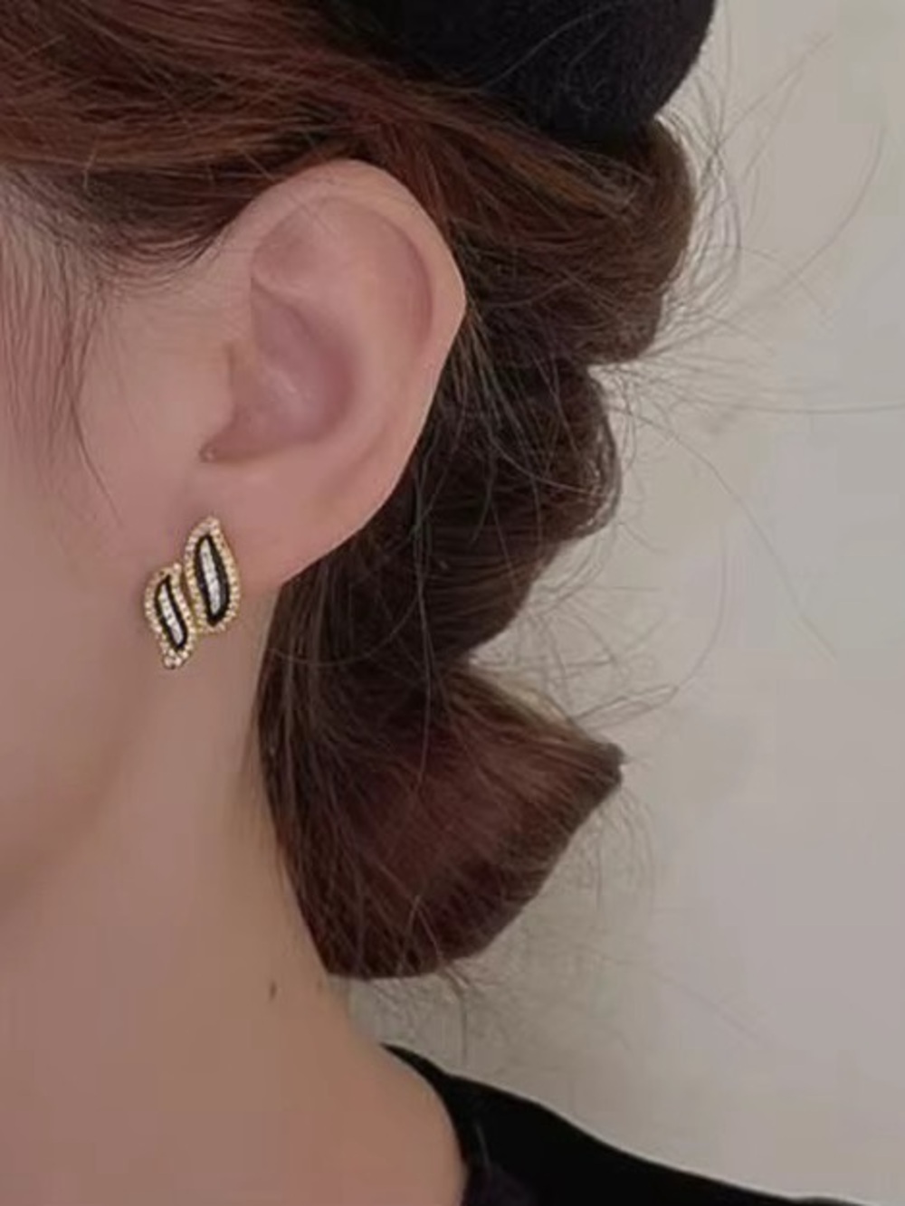 ***Dainty Gold and Black Crystal Leaf Stud Earrings